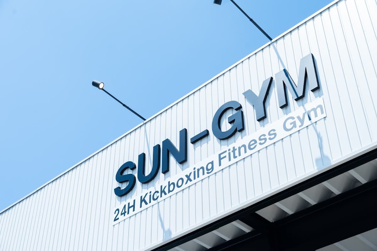 SUN-GYM サンジム(SUNSET TRAINING GYM Produce by KICK.P.E./キック ピー イー)